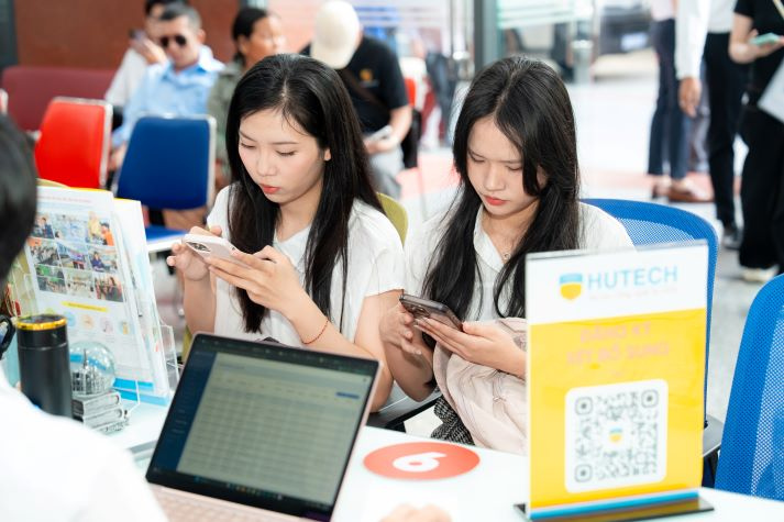 [Video] Thí sinh 2K8 rộn ràng ngày đầu nhập học, sẵn sàng cho năm học mới tại HUTECH 36