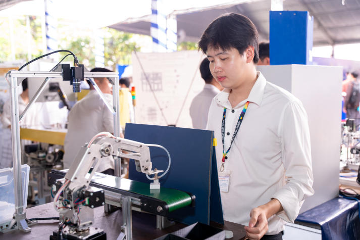 HUTECH TECHSHOW 2025: Nearly 3,000 open job opportunities, 370 graduation projects on display 136