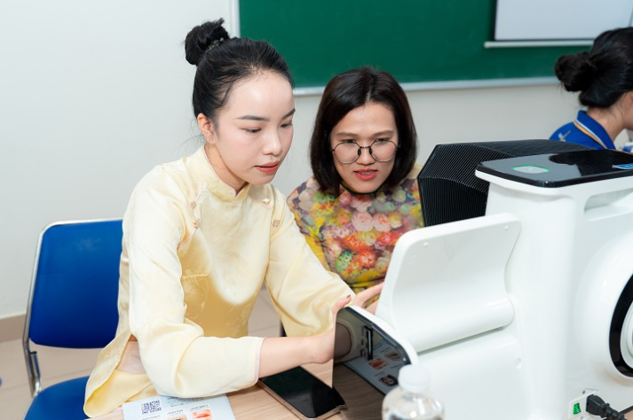 Rạng rỡ khí chất phái đẹp HUTECH: Từ tri thức tỏa sáng đến tấm lòng nhân ái 130