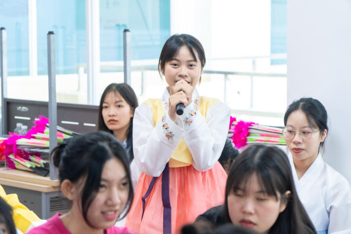 Gặp gỡ Tổng lãnh sự Hàn Quốc, sinh viên Khoa Hàn Quốc học được tiếp thêm động lực học tập 76