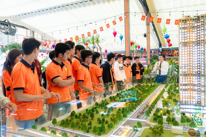 Sinh viên Khoa Kiến trúc - Xây dựng tiếp cận thực tiễn kiến trúc và thiết kế nội thất tại BCONS 31