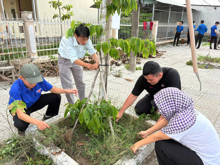 Hành trình tuổi trẻ HUTECH gieo yêu thương, nâng bước em đến lớp 92