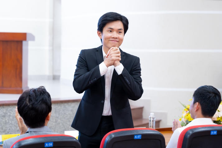 [Video] Sôi nổi buổi giao lưu cùng ca sĩ Ngô Kiến Huy và thăm khám sức khỏe răng miệng của sinh viên HUTECH 27