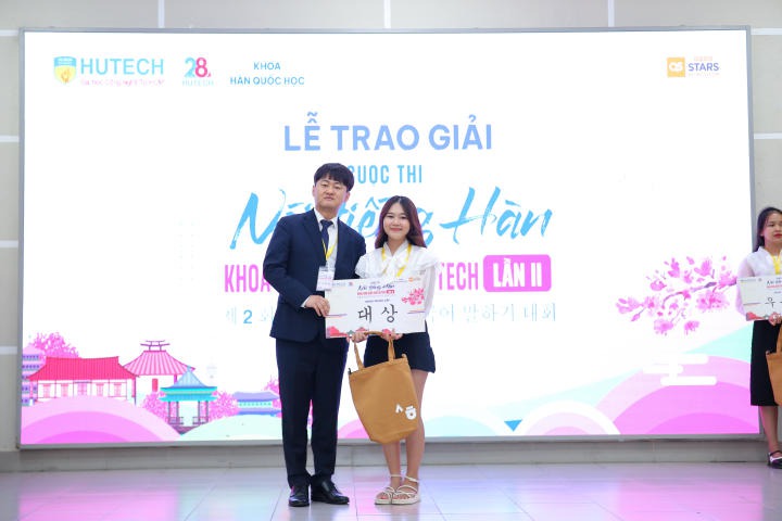 Hấp dẫn với Chung kết cuộc thi “Nói tiếng Hàn lần II” của khoa Hàn Quốc học 233