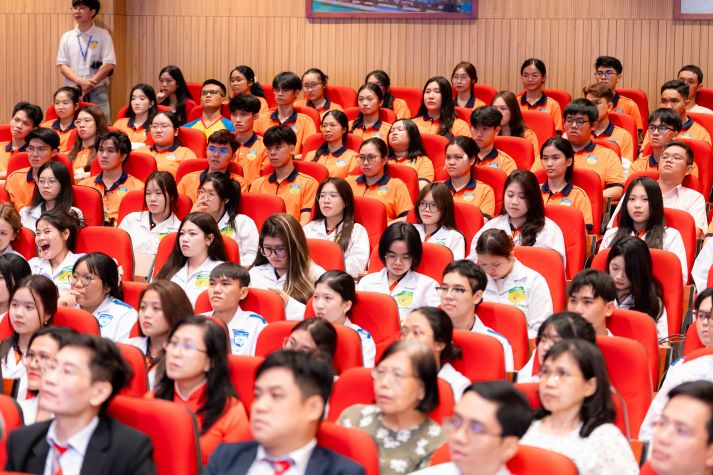 Thứ trưởng Bộ Y tế Đỗ Xuân Tuyên cắt băng khánh thành Trường Y và Khoa học Sức khỏe HUTECH 94