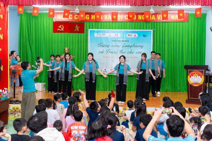 Sinh viên HUTECH mang Trung thu ấm áp đến với thiếu nhi phường An Khánh 70
