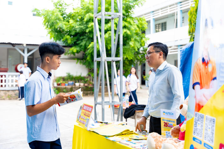 [HUTECH TIKTOK LIVE 2025] Chuyên gia HUTECH bật mí bí kíp gia tăng cơ hội trúng tuyển cho sĩ tử 2k7 vào 25/6 tới 24
