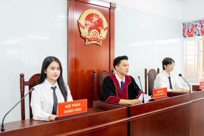 Khối ngành Luật - Tâm lý học HUTECH xét học bạ từ 18 điểm, học phí khoảng 11 triệu/kỳ 60