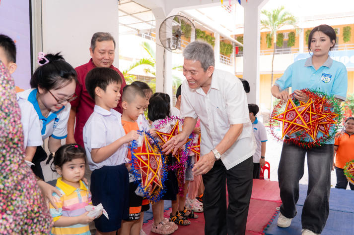 “Trung thu yêu thương 2025”: Sinh viên HUTECH kết nối trái tim, sẻ chia niềm vui cùng trẻ em Bình Thạnh 77