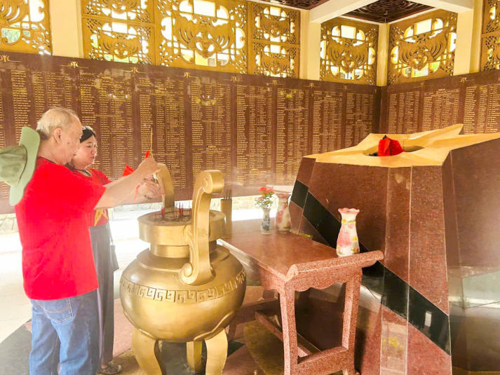 Đảng viên Chi bộ 7 HUTECH về nguồn bồi đắp lý tưởng cách mạng 50