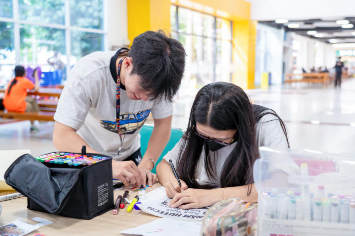 Sinh viên Khoa Kiến trúc - Mỹ thuật kể chuyện bằng nét vẽ trong cuộc thi thiết kế báo tường 33