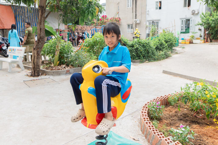 Sinh viên Khoa Marketing - Kinh doanh quốc tế góp sức “thay áo mới” cho khu vực ô nhiễm, tạo sân chơi an toàn cho trẻ em 99