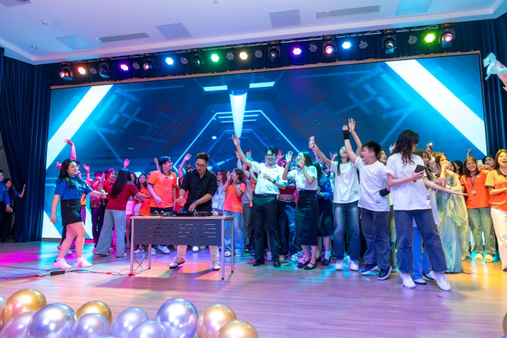 Sôi động, đa sắc màu: Tân sinh viên Khoa Trung Quốc học “cháy” hết mình tại Đêm nhạc hội chào năm học mới 51