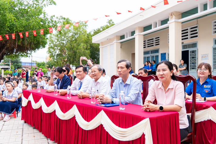 Sinh viên Marketing - Kinh doanh quốc tế viết nên mùa trăng sẻ chia tại Tây Ninh 12