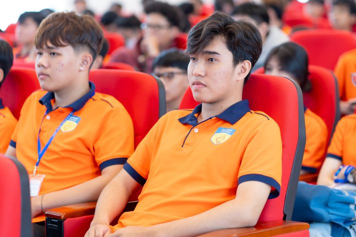 Tân sinh viên Khoa Công nghệ thông tin nắm bắt chiến lược học tập hiệu quả từ chuyên gia 23