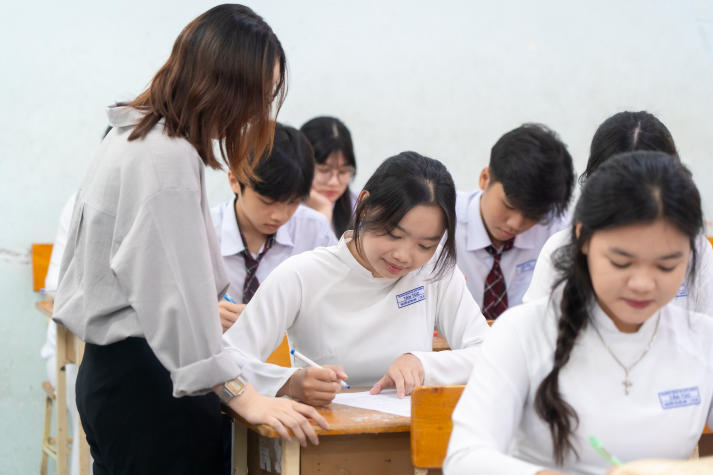 Sinh viên Tâm lý học lan tỏa thông điệp sức khỏe tinh thần đến học sinh THPT Tân Túc 62