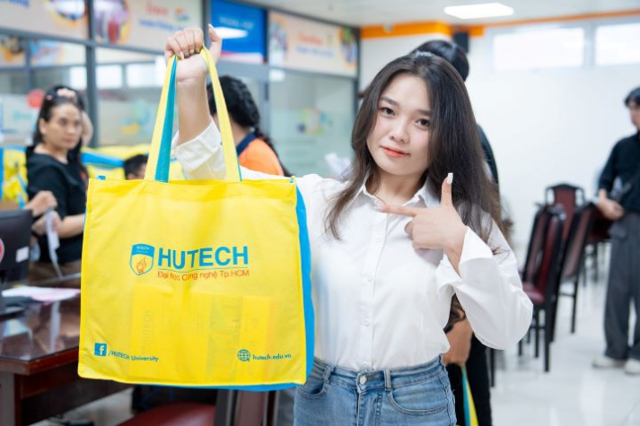 Tân sinh viên thích thú với môi trường học tập tại HUTECH 93