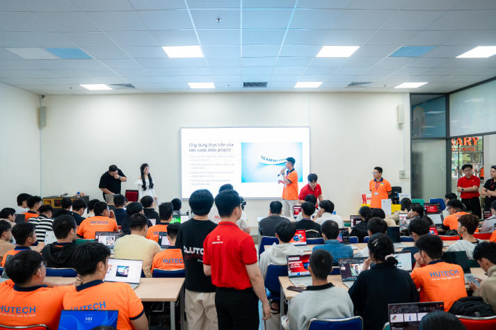 Sinh viên Khoa Công nghệ thông tin khám phá ứng dụng AI trên laptop ASUS thế hệ mới 57