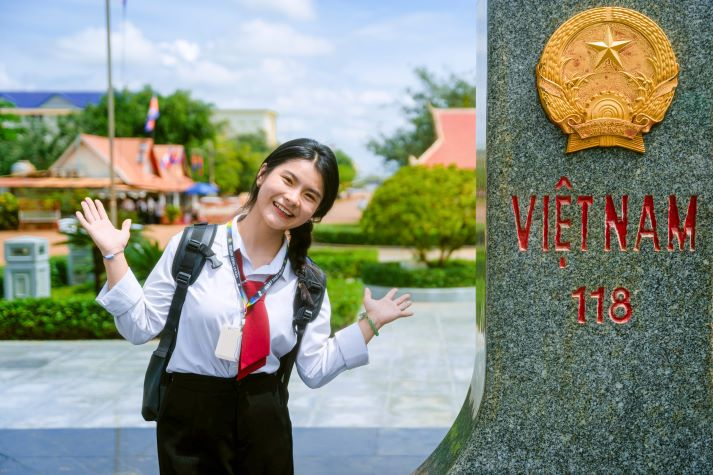 HUTECH students grow through international field trip to Cambodia 16