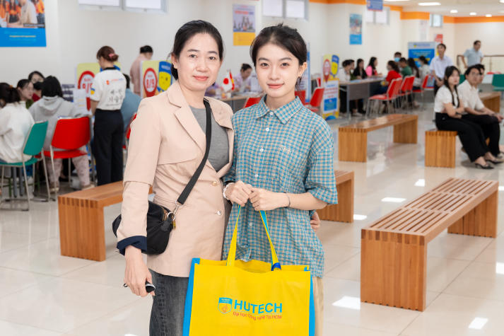 [Video] Tân sinh viên háo hức, phụ huynh hài lòng trong ngày đầu nhập học tại HUTECH 84