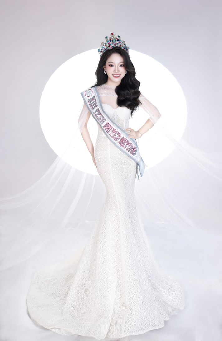 Dàn Miss & Mr HUTECH qua các thời kỳ tái xuất tại Đêm hội văn hóa Chào năm học mới tối 22/10 24