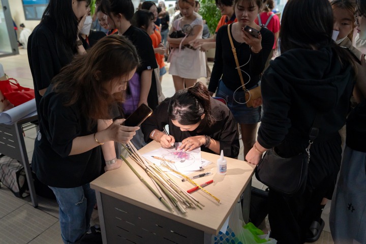 胡志明市科技大學中文系學生展示製作燈籠的技藝， 並將製作好的燈籠贈送給了祝慈孤兒院的小朋友們 41