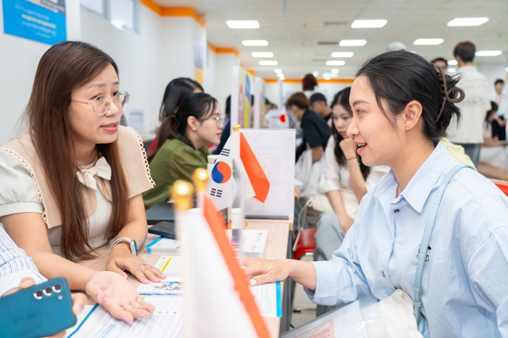 Từ lời khuyên của anh chị đi trước, tân sinh viên mạnh dạn chọn HUTECH cho hành trình đại học 42