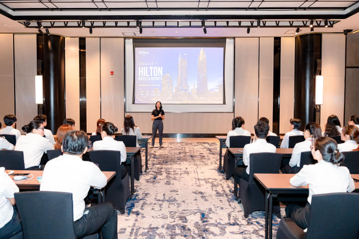 [Ảnh] Sinh viên Quản trị Du lịch - Nhà hàng - Khách sạn khám phá dịch vụ cao cấp tại Hilton Saigon 79