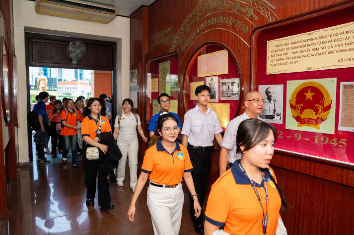 [Ảnh] Về nguồn tại Bến Nhà Rồng: Hành trình ý nghĩa của sinh viên Khoa Tài chính - Thương mại 126