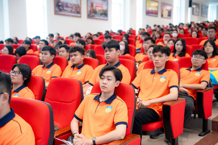 Hành trang quan trọng để tân sinh viên HUTECH tự tin bước vào giảng đường đại học sẽ có tại buổi Sinh hoạt đầu khoá sắp tới 64