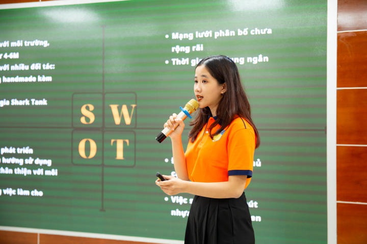 Các đội thi trình bày về sản phẩm của mình HUTECH 2