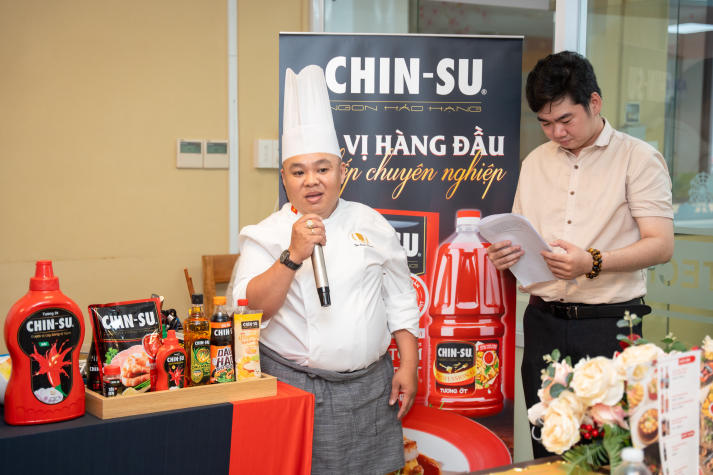 Sinh viên ngành Quản trị nhà hàng và dịch vụ ăn uống trải nghiệm làm bánh mì “signature” cùng chuyên gia 54