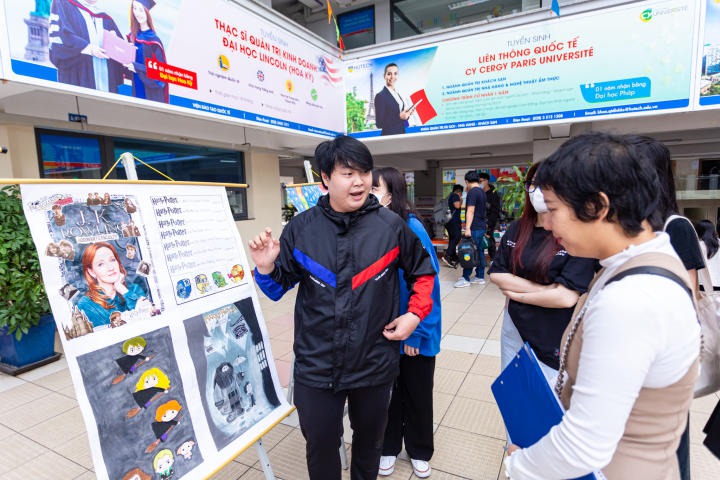 Các bạn sinh viên lớp 20DTA mang đến hơn 30 poster với nhiều chủ đề đa dạng HUTECH 6