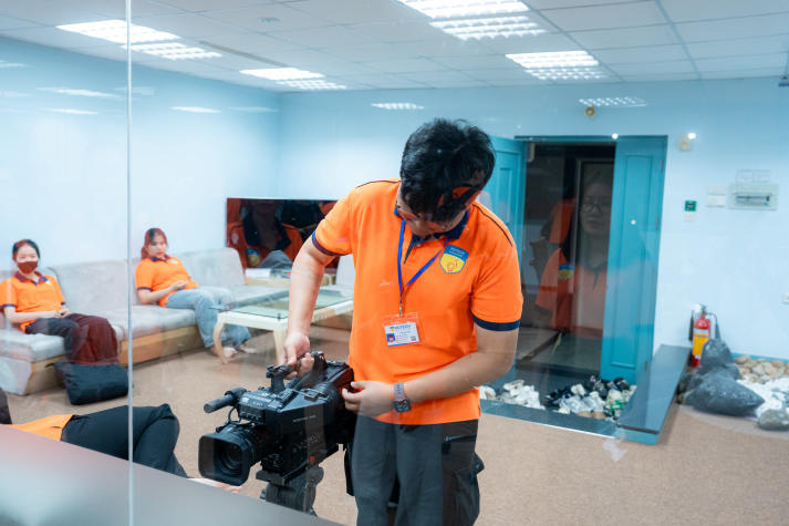 Sinh viên Quan hệ công chúng “bước vào hậu trường” sản xuất chương trình truyền hình trực tiếp tại HTV 77