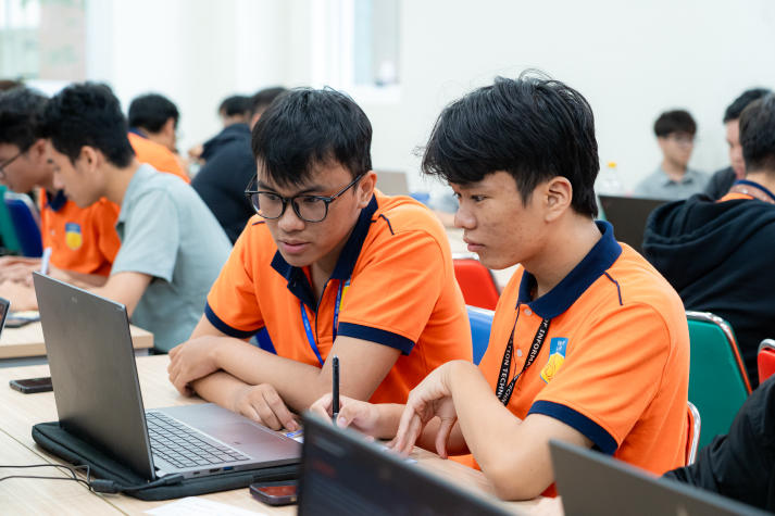 Code theo dòng thời sự, sinh viên Công nghệ thông tin tăng tốc săn vé OLP và ICPC Đà Nẵng tại HUTECH Code War 44