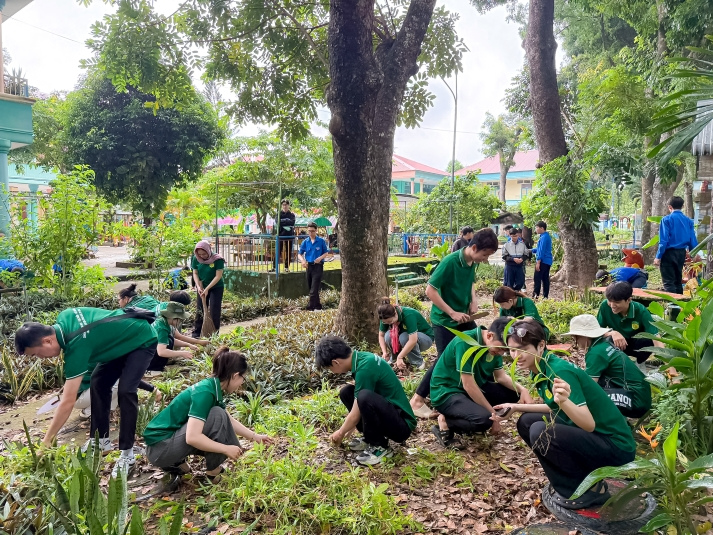 Sinh viên Viện Khoa học Ứng dụng chung tay tạo dựng không gian học tập xanh tại “Ngày Chủ nhật xanh” lần thứ 158 50