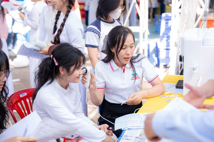 Học sinh THPT khám phá loạt mô hình học thuật sáng tạo tại gian hàng HUTECH 71