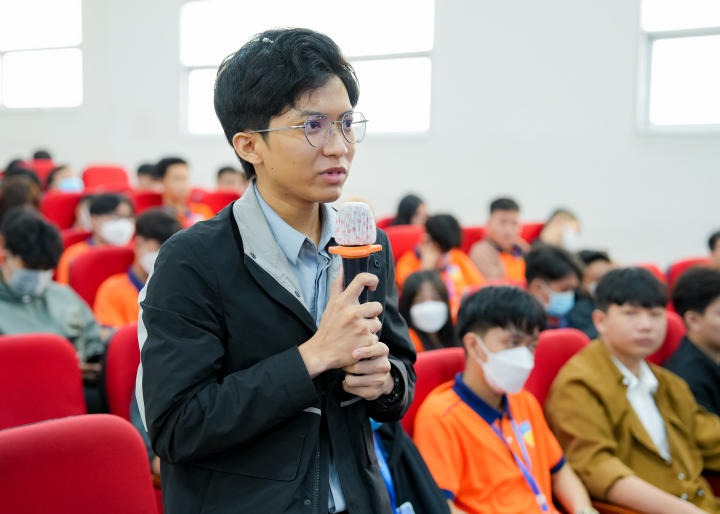 Các diễn giả lần lượt giải đáp nhiều vấn đề thắc mắc từ các bạn sinh viên HUTECh 1