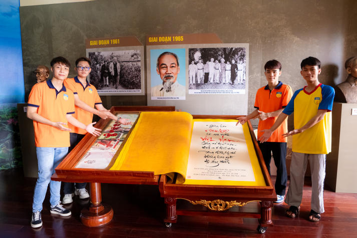 Tân sinh viên VKIT ngược dòng lịch sử, khám phá di sản tại Bến Nhà Rồng 73