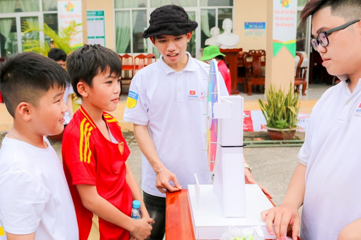 Tiếp bước đến trường 2025: Sinh viên VJIT trao yêu thương, dựng hành trang 14