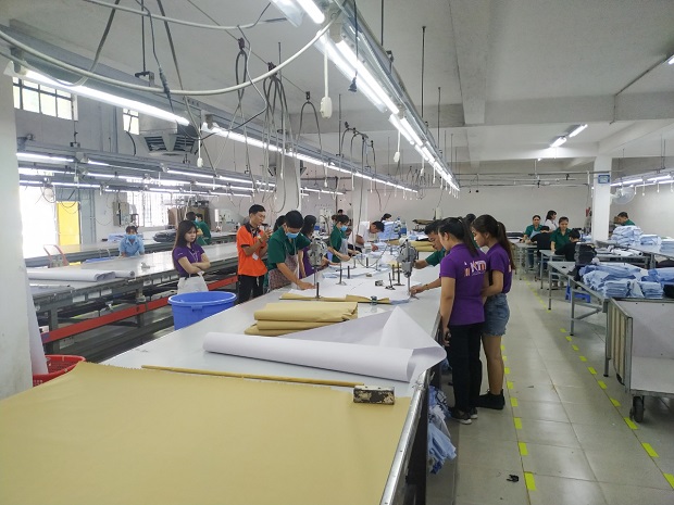 Sinh viên HUTECH tìm hiểu về quy trình sản xuất hàng may mặc tại Công ty CP Bình Phú 77