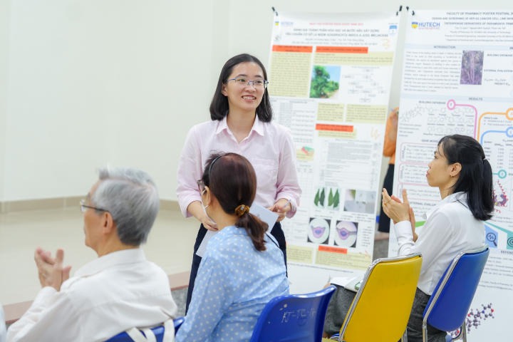 Sinh viên Khoa Dược trình bày báo cáo nghiên cứu khoa học qua triển lãm poster ấn tượng 31