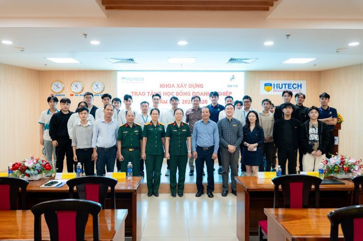 TRAO HỌC BỔNG DOANH NGHIỆP NĂM HỌC 2025-2026 74