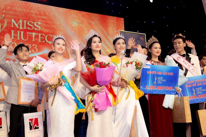 Nữ sinh Nguyễn Thị Tuyết Nhung đăng quang Hoa khôi Miss HUTECH 2023 9