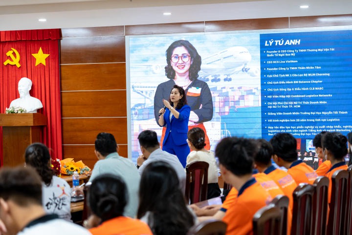 Sinh viên VKIT tìm hiểu nghề Xuất nhập khẩu và Logistics qua hội thảo 45