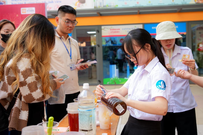 Sinh viên HUTECH hào hứng khám phá phiên chợ “Xuân sắc màu” của Khoa Dược 37