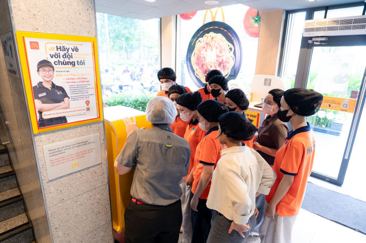 Sinh viên ngành Công nghệ thực phẩm khám phá quy trình vận hành tại McDonald’s Bến Thành 15