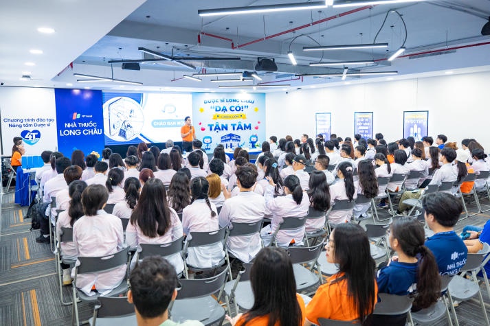 Sinh viên Khoa Dược HUTECH tìm hiểu nghề tại FPT Long Châu 53