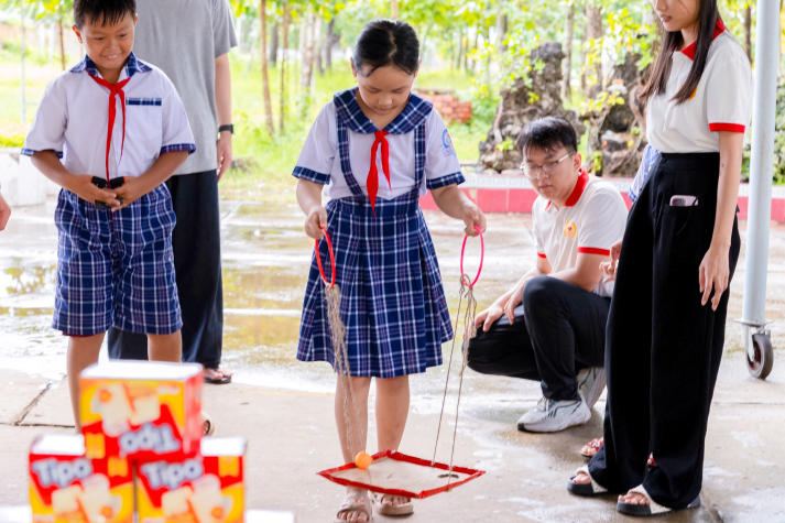Chi bộ 17 mang mùa trăng ấm áp đến gần 270 học sinh Trường Tiểu học Mỹ An 33