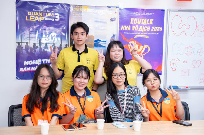 Sinh viên Khoa Tiếng Anh tiếp cận mô hình đào tạo chuẩn quốc tế tại IELTS Mentor 76